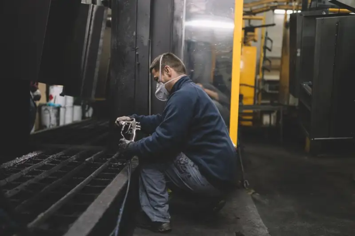 pistolet natryskowy w fabryce produkującej piece i kotły