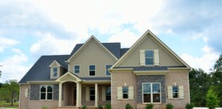 Co na tradycyjnym placu zabaw znaleźć się musi?