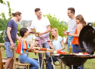 Jakie akcesoria są niezbędne na letnie kolacje i grille w gronie znajomych?