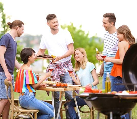 Jakie akcesoria są niezbędne na letnie kolacje i grille w gronie znajomych?