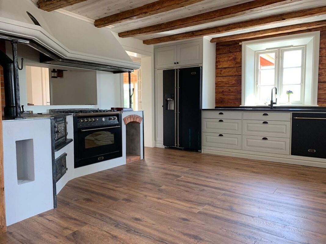 Kuchnie rustykalne i odpowiedni dobór sprzętu