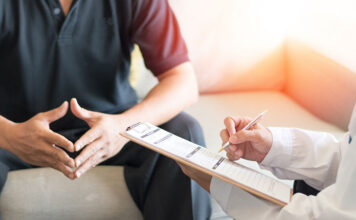 Niepłodność - mężczyzna w trakcie konsultacji z lekarzem