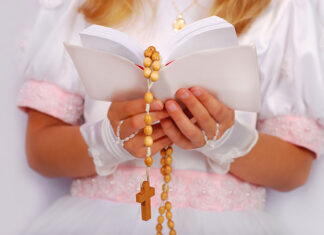 Czym się kierować przy zakupie sukienki komunijnej