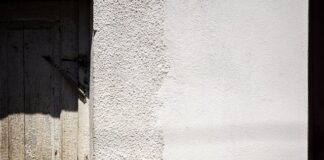 Porównanie różnych marek i typów zapraw murarskich