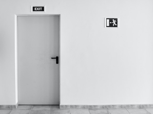 Jakie narzędzia i materiały są potrzebne do montażu i wykańczania płyt gipsowo-kartonowych?