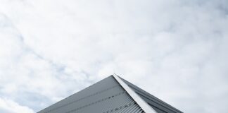 Czy każdy rodzaj pokrycia dachowego nadaje się do każdego typu dachu?