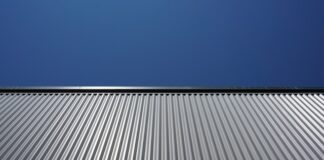 Które materiały pokryciowe najlepiej chronią przed hałasem, wiatrem i deszczem?