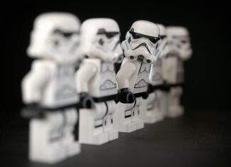 Jak długo leci się na pluton?