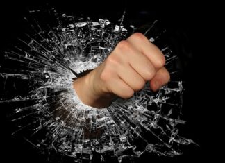 Czy można jeździć z rozbitym reflektorem?